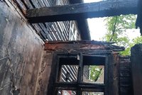 Ranní požár vyhnal z postelí 20 lidí: Na Vinohradech hořel dřevěný přístavek