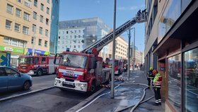 Požár v Sokolovské v Praze 9. (16. září 2022)
