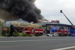 Požár haly v Tehovci u Prahy. (17. května 2023)