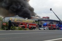Požár zahradního centra u Prahy: Škoda 60 milionů! Už se ví, proč začalo hořet