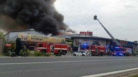 Požár haly v Tehovci u Prahy. (17. května 2023)