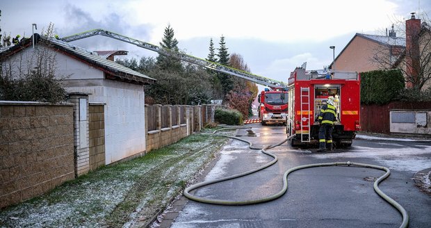 Požár domu v Újezdu nad Lesy. (24. listopadu 2023)