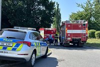 Poplach v Ústřední vojenské nemocnici! Hořel odpad v šachtě, hasiči vyhlásili druhý stupeň