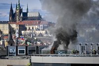 Požár hotelu na Václavském náměstí: Ze střechy se valil kouř, Jindřišská byla zavřená