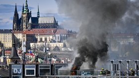 Hasiči zasahují u požáru na střeše budovy ve střední části Václavského náměstí, 28. března 2024, Praha. Na střeše vzplanula lepenka, hustý kouř byl vidět zdaleka. 