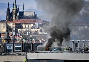 Hasiči zasahují u požáru na střeše budovy ve střední části Václavského náměstí, 28. března 2024, Praha. Na střeše vzplanula lepenka, hustý kouř byl vidět zdaleka.