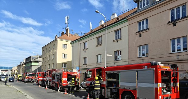 Smrt v Praze 10! Po požáru bytu v Záběhlické našli mrtvé tělo