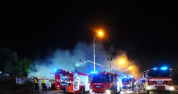 Požár zahradnictví ve Švehlově ulici v Hostivaři (13. června 2021)