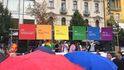 Alegorický vůz upomíná na významné milníky. Prague Pride 2019