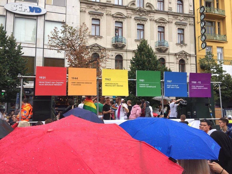 Alegorický vůz upomíná na významné milníky. Prague Pride 2019