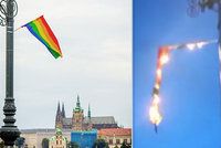 Během Prague Pride zapálil duhovou vlajku a do lidí střílel římské svíce! Policie řeší incident na mostě Legií