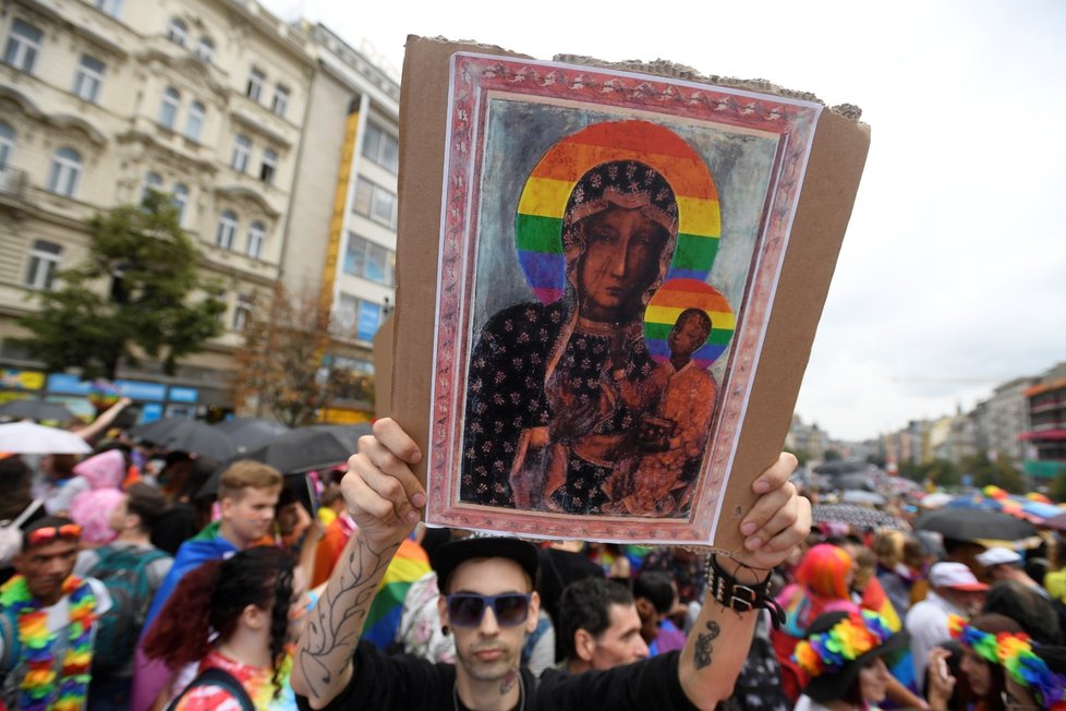 Na Václavském náměstí v Praze se 10. srpna 2019 scházeli účastníci průvodu hrdosti gayů, leseb, bisexuálů a translidí (LGBT) Prague Pride Parade.