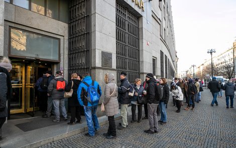 Před Českou národní bankou lidé od rána stojí v dlouhé frontě. Vydávají se speciální pamětní mince.