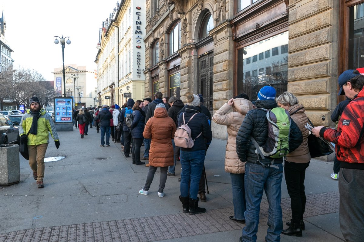 Před Českou národní bankou lidé od rána stojí v dlouhé frontě. Vydávají se speciální pamětní mince.