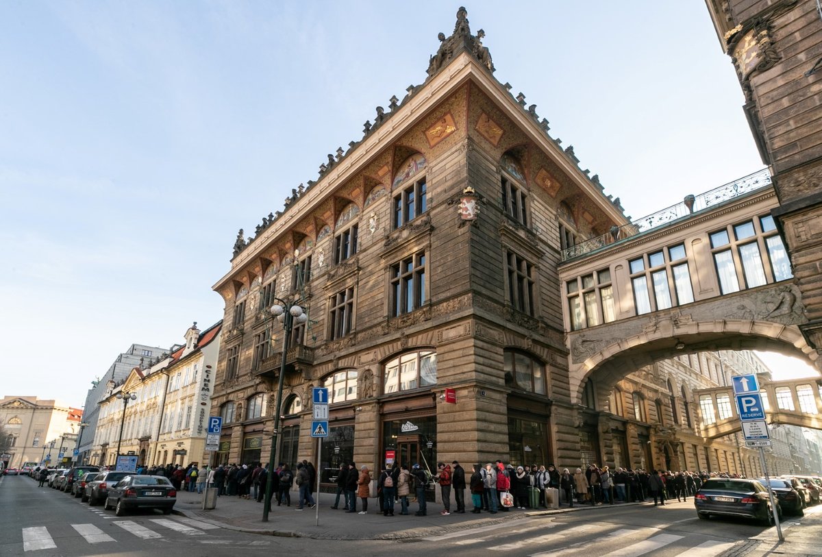 Před Českou národní bankou lidé od rána stojí v dlouhé frontě. Vydávají se speciální pamětní mince.