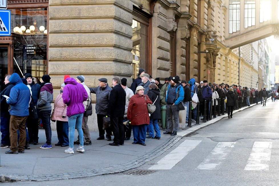 Česká národní banka začala vydávat nové pamětní mince a bankovky. V Praze a Brně se na ně stojí dlouhé fronty už od rána.