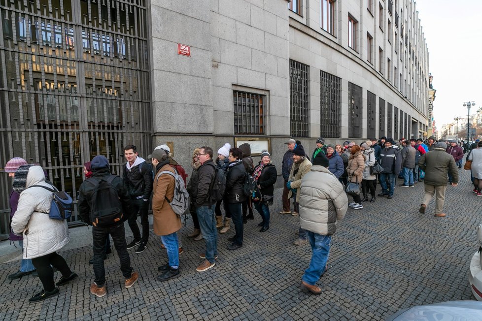 Před Českou národní bankou lidé od rána stojí v dlouhé frontě. Vydávají se speciální pamětní mince.