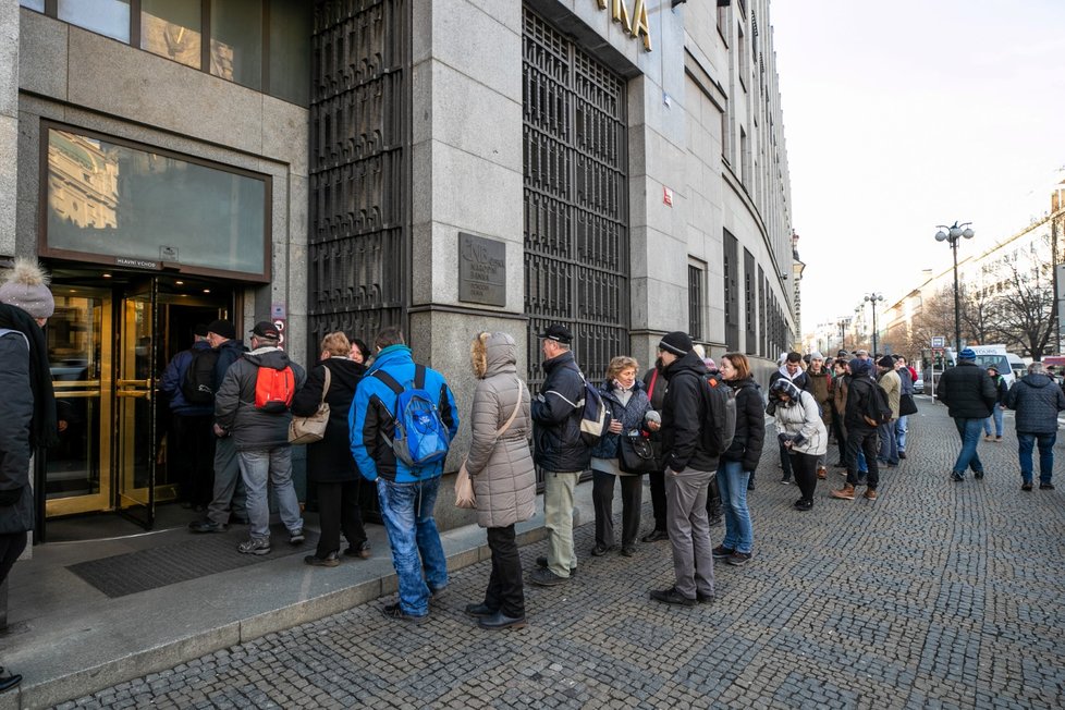 Před Českou národní bankou lidé od rána stojí v dlouhé frontě. Vydávají se speciální pamětní mince.