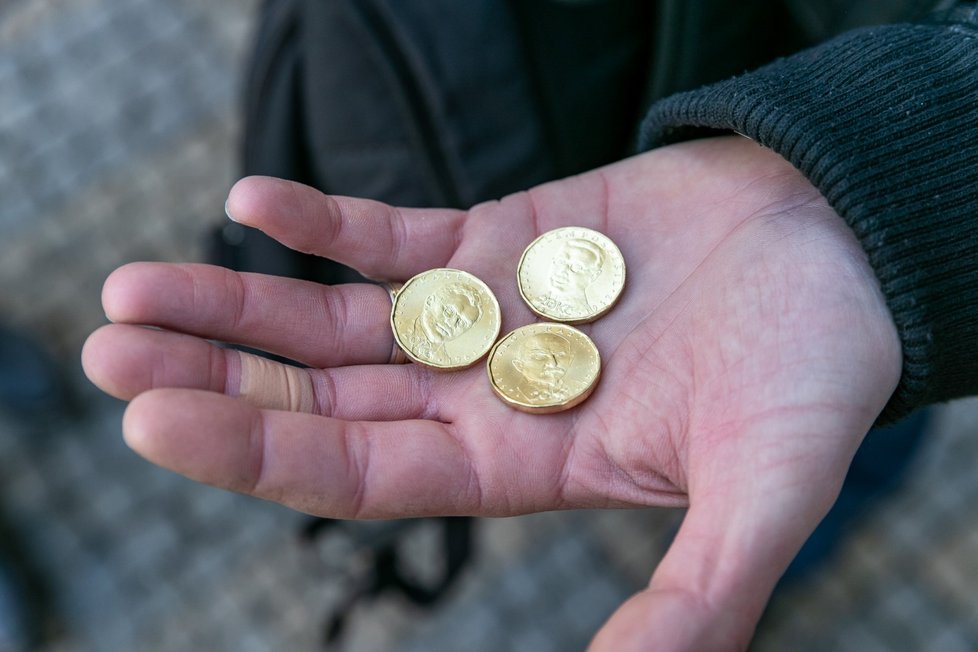 Před Českou národní bankou lidé od rána stojí v dlouhé frontě. Vydávají se speciální pamětní mince. Fotograf: Michal Protivanský