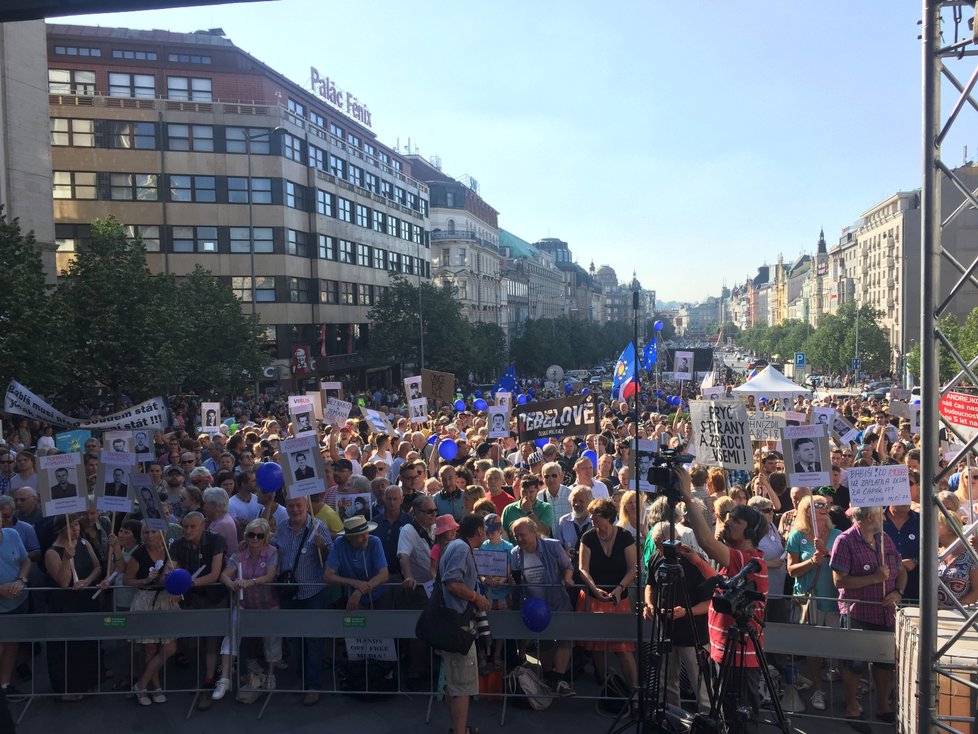 Demonstrace proti Andreji Babišovi na Václavském náměstí
