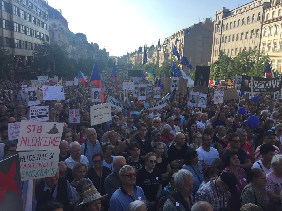 Demonstrace proti Andreji Babišovi na Václavském náměstí