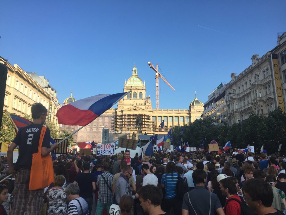 Demonstrace proti Andreji Babišovi na Václavském náměstí