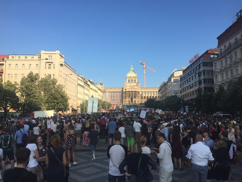 Demonstrace proti Andreji Babišovi na Václavském náměstí