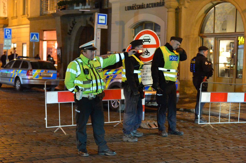 Policisté pod dobu dvou víkendů hlídali ulici Dlouhou a okolí. Povolený vjezd měli od 22:00 pouze rezidenti.