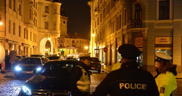 Policisté pod odbu dvou víkendů hlídali ulici Dlouhou a okolí. Povolený vjezd měli od 22:00 pouze rezidenti.