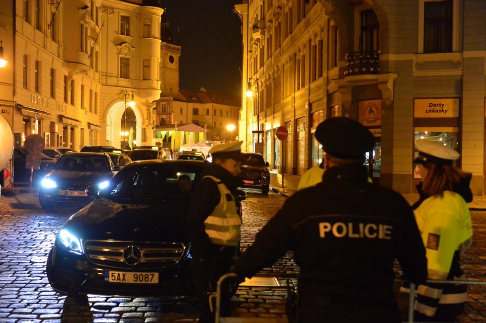 Policisté pod odbu dvou víkendů hlídali ulici Dlouhou a okolí. Povolený vjezd měli od 22:00 pouze rezidenti.