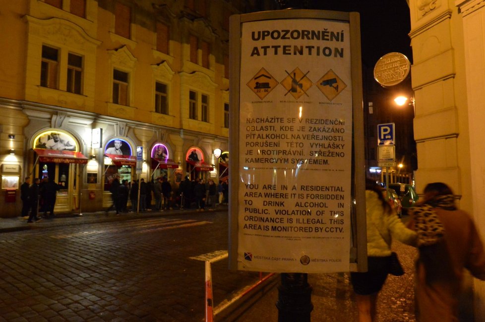 Policisté pod dobu dvou víkendů hlídali ulici Dlouhou a okolí. Povolený vjezd měli od 22:00 pouze rezidenti.