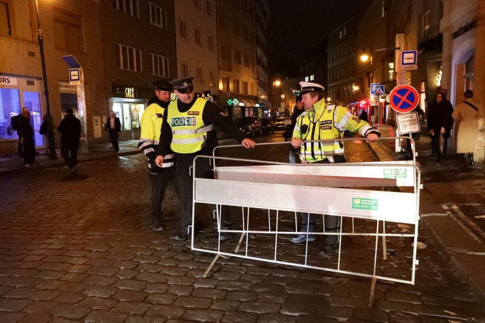 Více strážníků v Dlouhé ulici? Praha nestíhá stav městské policie doplňovat.