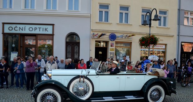 O prázdninách probíhá velké kontrola historických automobilů, které vozí turisty. (ilustrační foto)