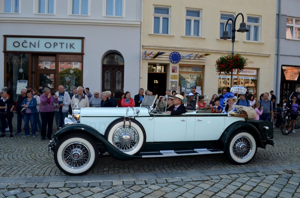 Prahou projíždějí historické automobily. (ilustrační foto)