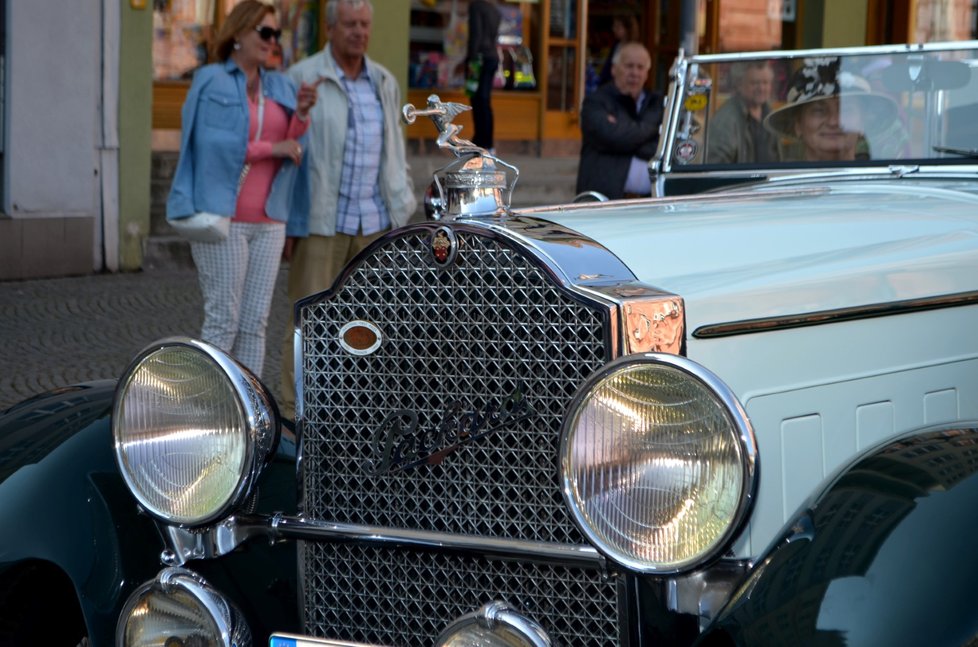 O prázdninách probíhá velké kontrola historických automobilů, které vozí turisty. (ilustrační foto)