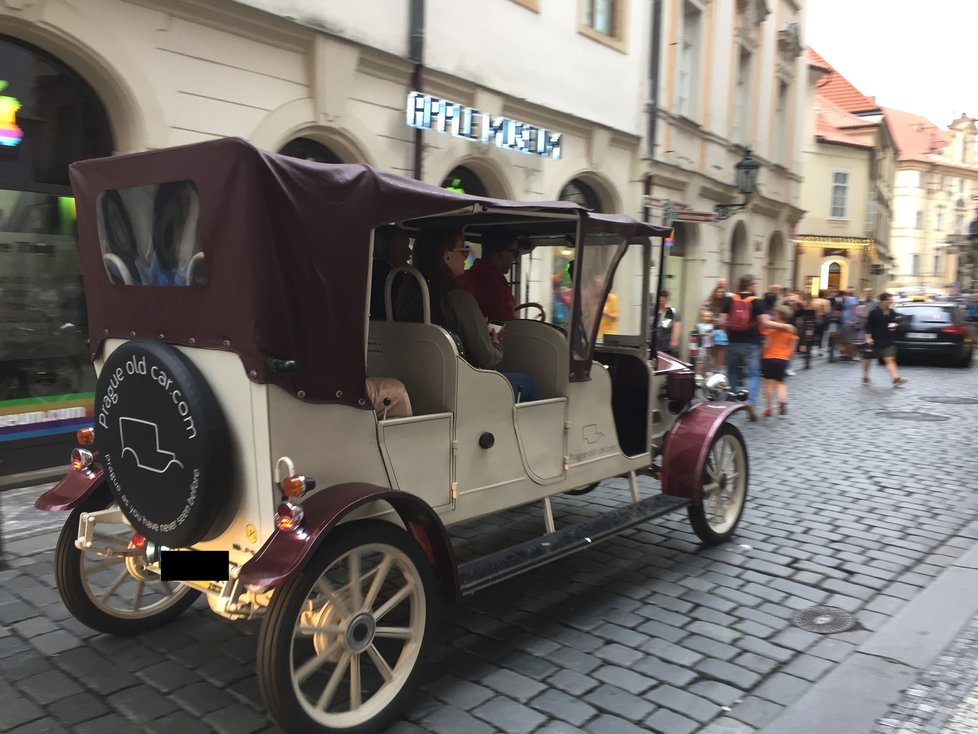 Policisté s magistrátem si posvítili na pseudohistorické automobily.