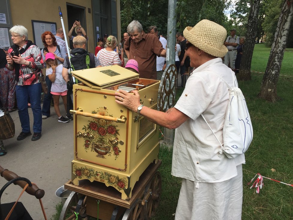 Na jednodenním festivalu „Flašinet žije!“ se potkali flašinetáři z Čech, Německa, Slovenska, Rakouska, Švýcarska, Polska a Francie.