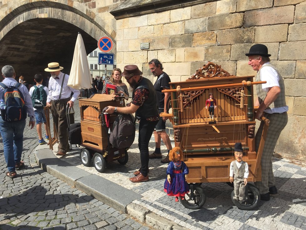 Na jednodenním festivalu „Flašinet žije!“ se potkali flašinetáři z Čech, Německa, Slovenska, Rakouska, Švýcarska, Polska a Francie.