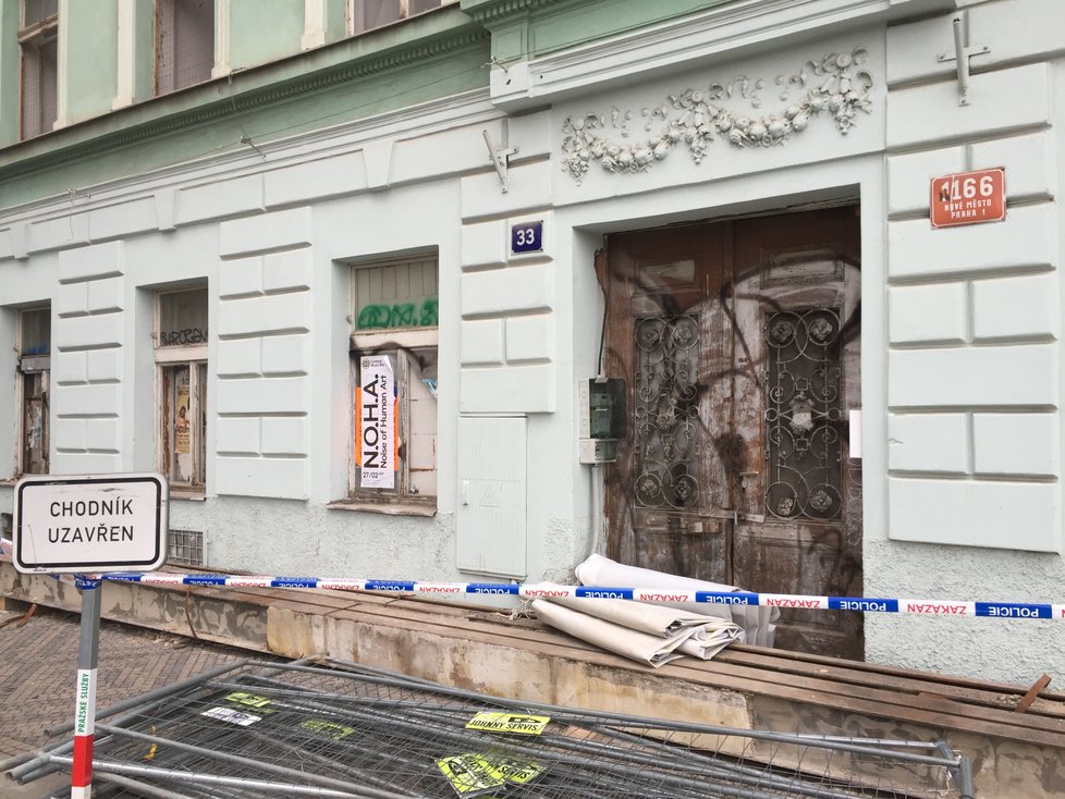 Dům v ulici Petrské zabezpečovali policisté. Na začátku únoru se zde zřítilo zdivo.