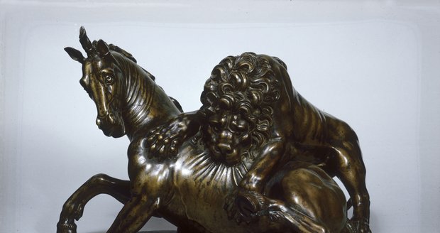 Bronzová socha lva útočícího na koně od Giambologna.