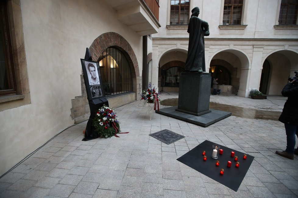 Na nádvoří Karlovy univerzity je položená pamětní dlaždice.