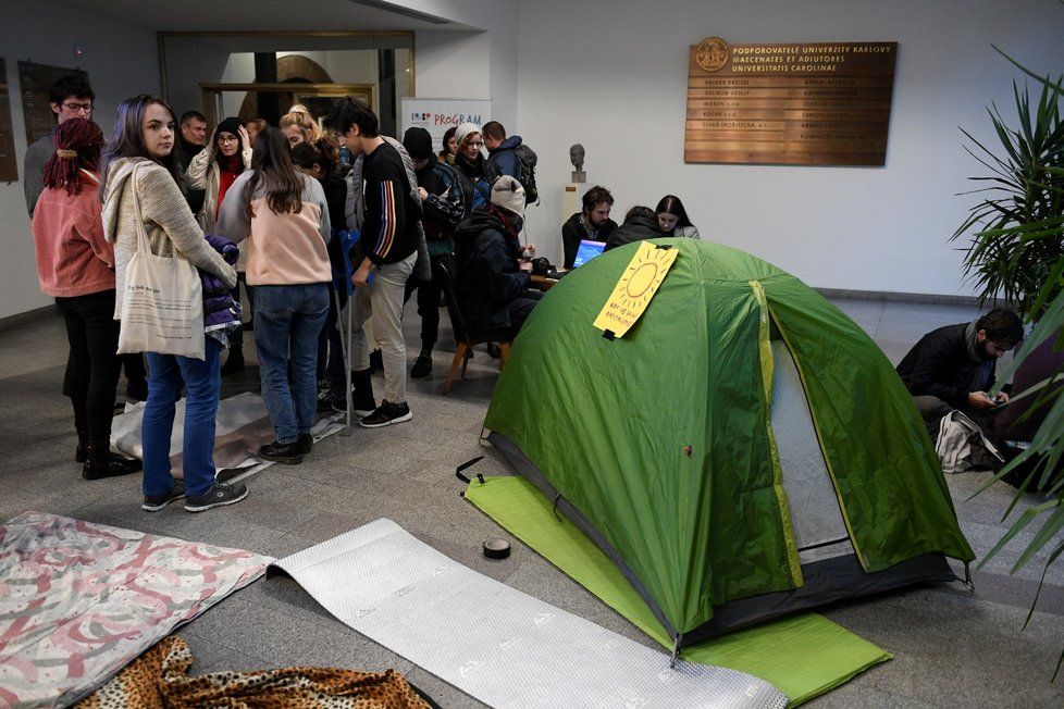 Studenti chtějí spát na univerzitě i druhou noc. Žádají odstoupení rektora Tomáše Zimy.