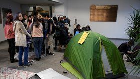 Studenti chtějí spát na univerzitě i druhou noc. Žádají odstoupení rektora Tomáše Zimy.