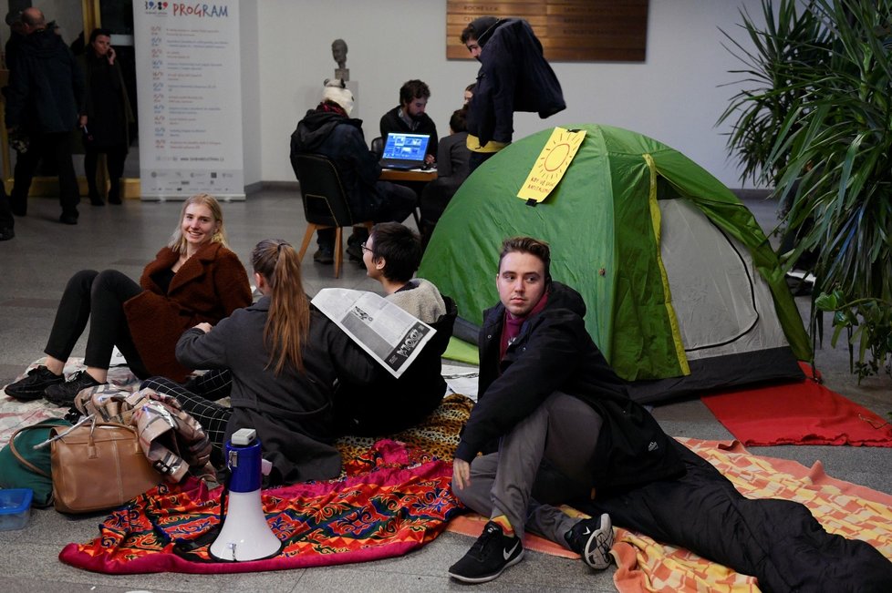 Studenti chtějí spát na univerzitě i druhou noc. Žádají odstoupení rektora Tomáše Zimy.