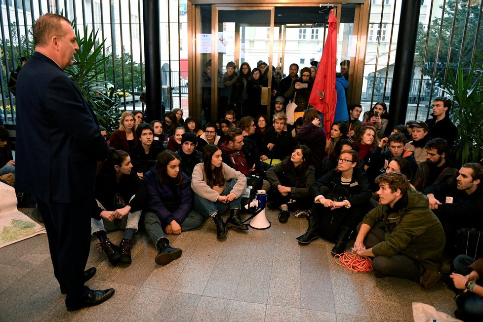 Studenti okupační stávkou žádají odstoupení rektora Tomáše Zimy.