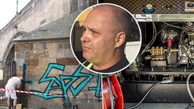 Čistili Karlův most rozpouštědlem: Miloslava Černého to šokovalo a graffiti odstranil sám