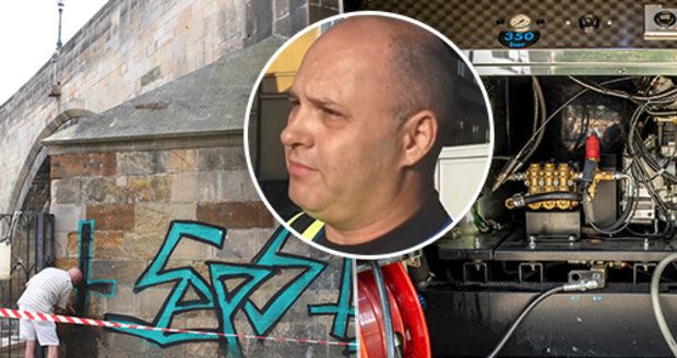 Čistili Karlův most rozpouštědlem: Miloslava Černého to šokovalo a graffiti odstranil sám