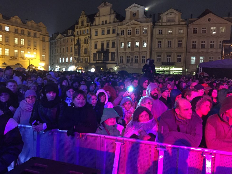 Na Staroměstském náměstí v neděli vystoupily hvězdy Československé populární hudby.