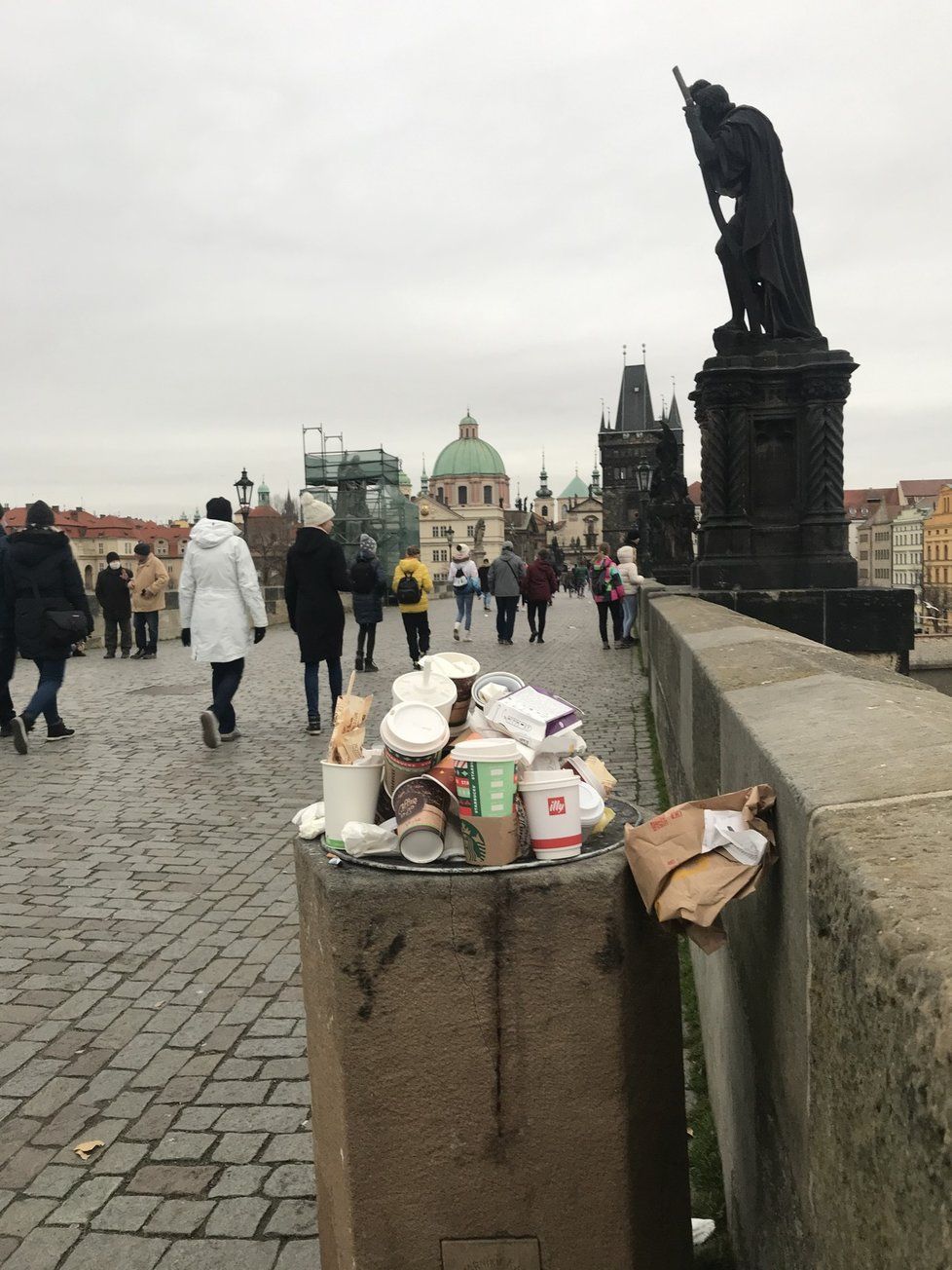 Pražané se v neděli 22. listopadu nedrželi doma a shlukovali se v centru. Podle redaktora Blesk.cz popíjeli kafe, svařák a jedli. Zůstaly po nich plné koše a odpadky na zemi.