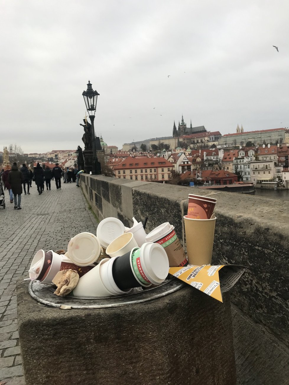 Pražané se v neděli 22. listopadu nedrželi doma a shlukovali se v centru. Podle redaktora Blesk.cz popíjeli kafe, svařák a jedli. Zůstaly po nich plné koše a odpadky na zemi.